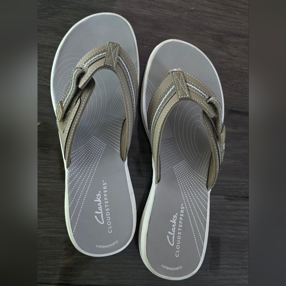 Clarks Women's Tan Flip Flops
